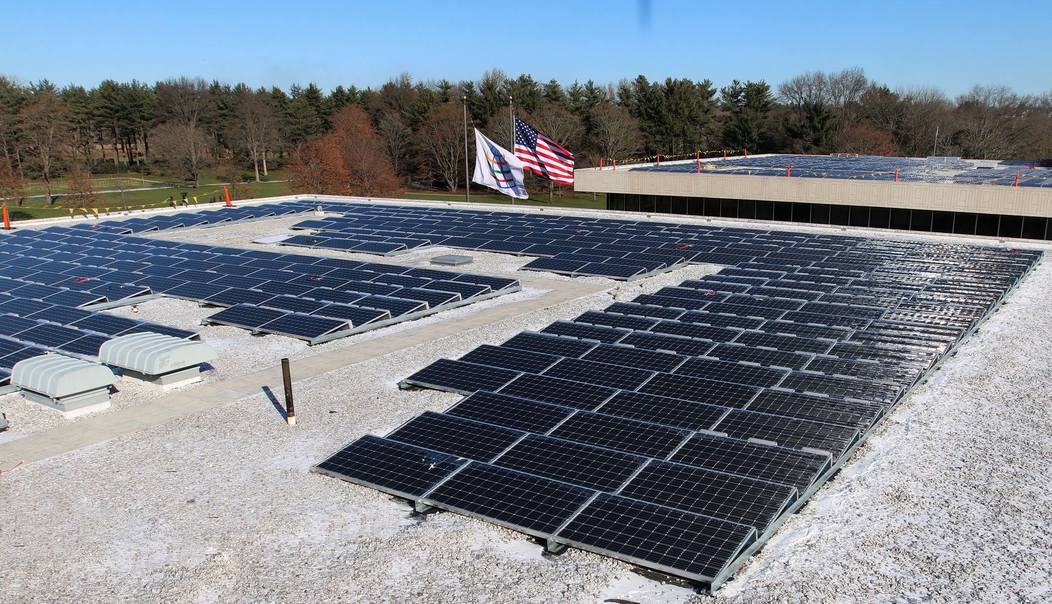 Solar Stocks Slide After End of U.S. Clean‑Energy Tax Credits
